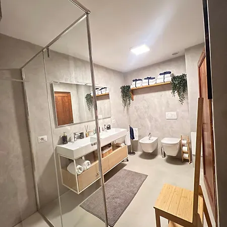 Arnolds Deluxe Apartment *